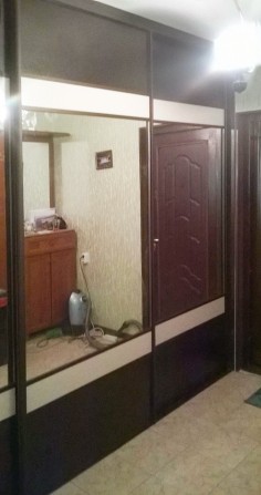 Объёмный шкаф с комбинированным декором дверей