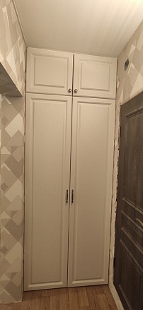 Встроенный распашной шкаф в коридор