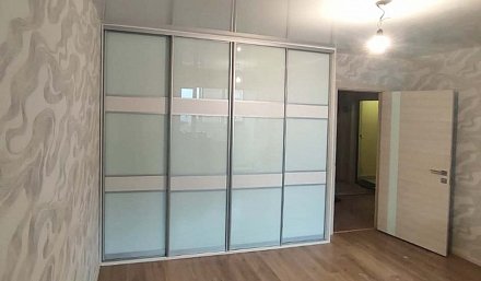 Четырехстворчатый шкаф купе матовое стекло