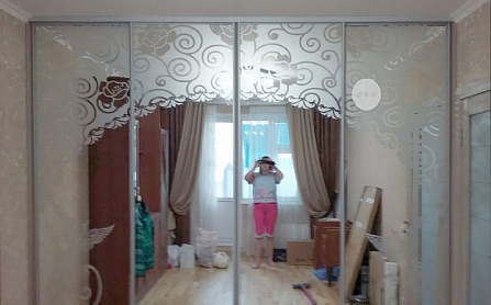 Зеркало с пескосруйным орнаментом на стекле