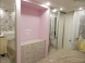 Стильный серебристо-зеркальный шкаф-купе в розовой спальне