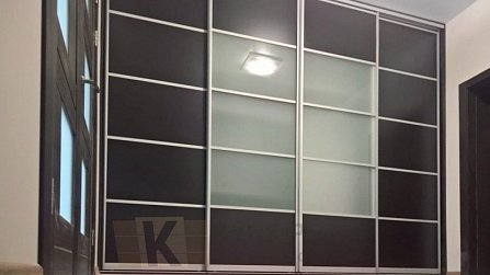 Темный шкаф купе стекло с белыми вставками