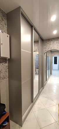 Стильный серый узкий шкаф для коридора