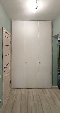 Шкаф распашной белый трехдверный